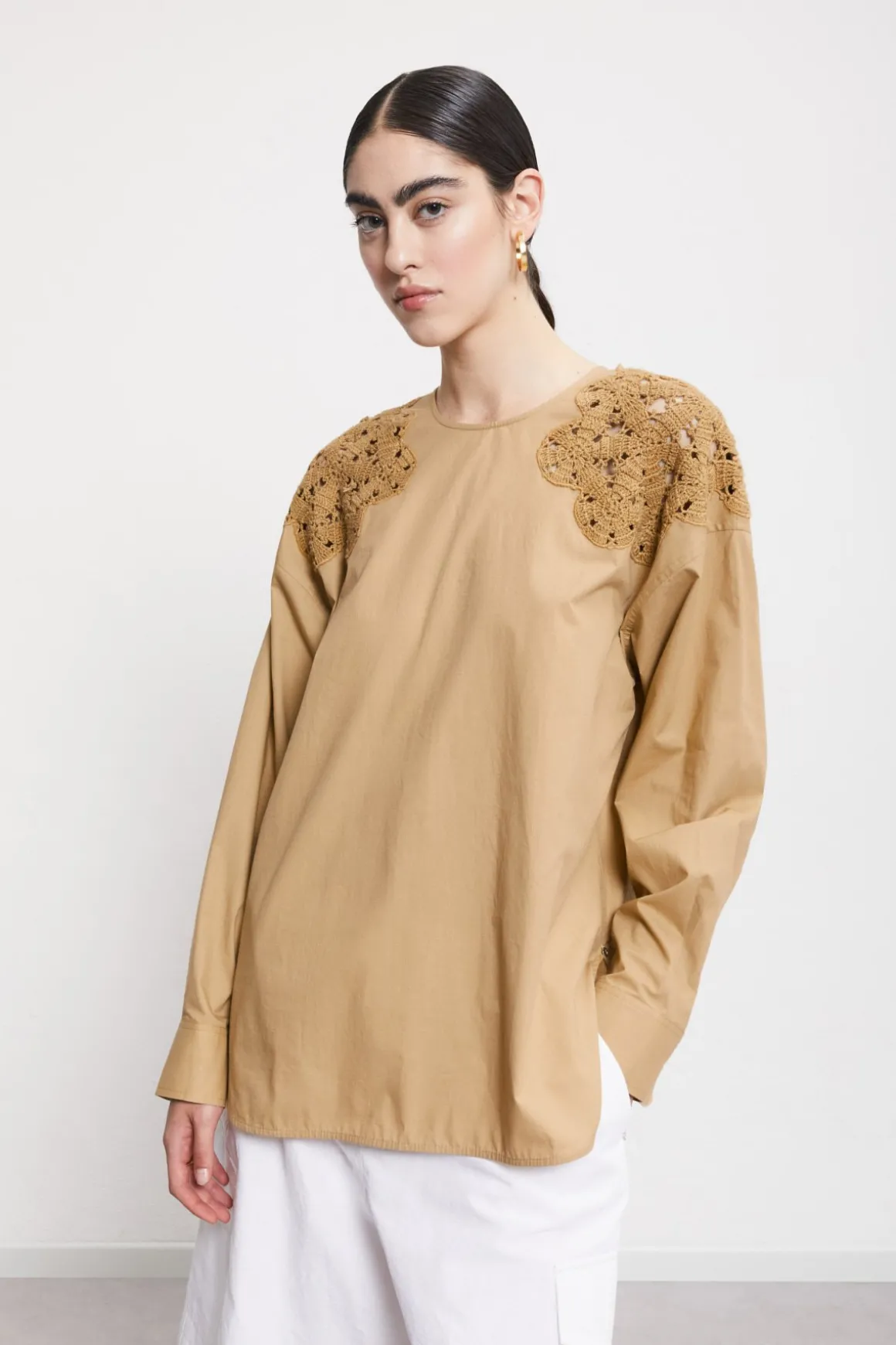 Blouse en coton avec applications au crochet