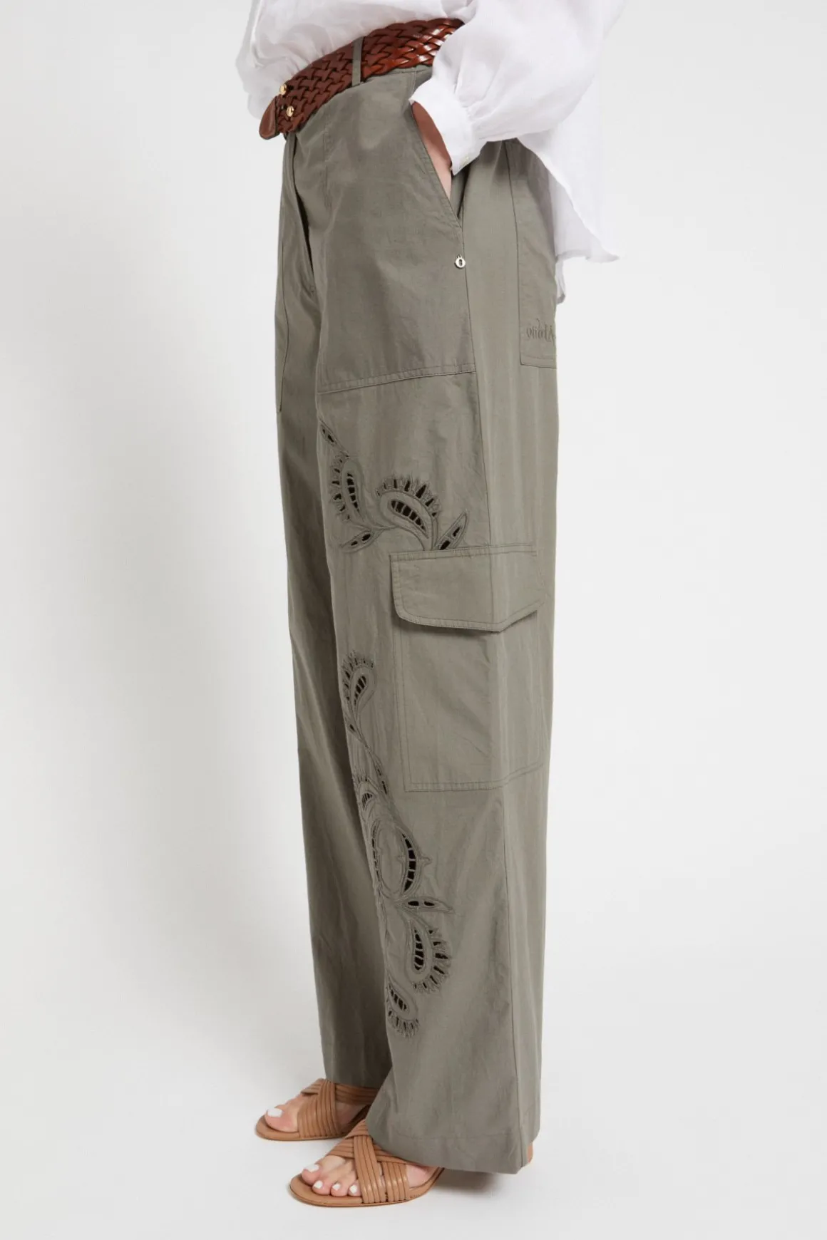 Pantalon en coton avec broderie à oeillets