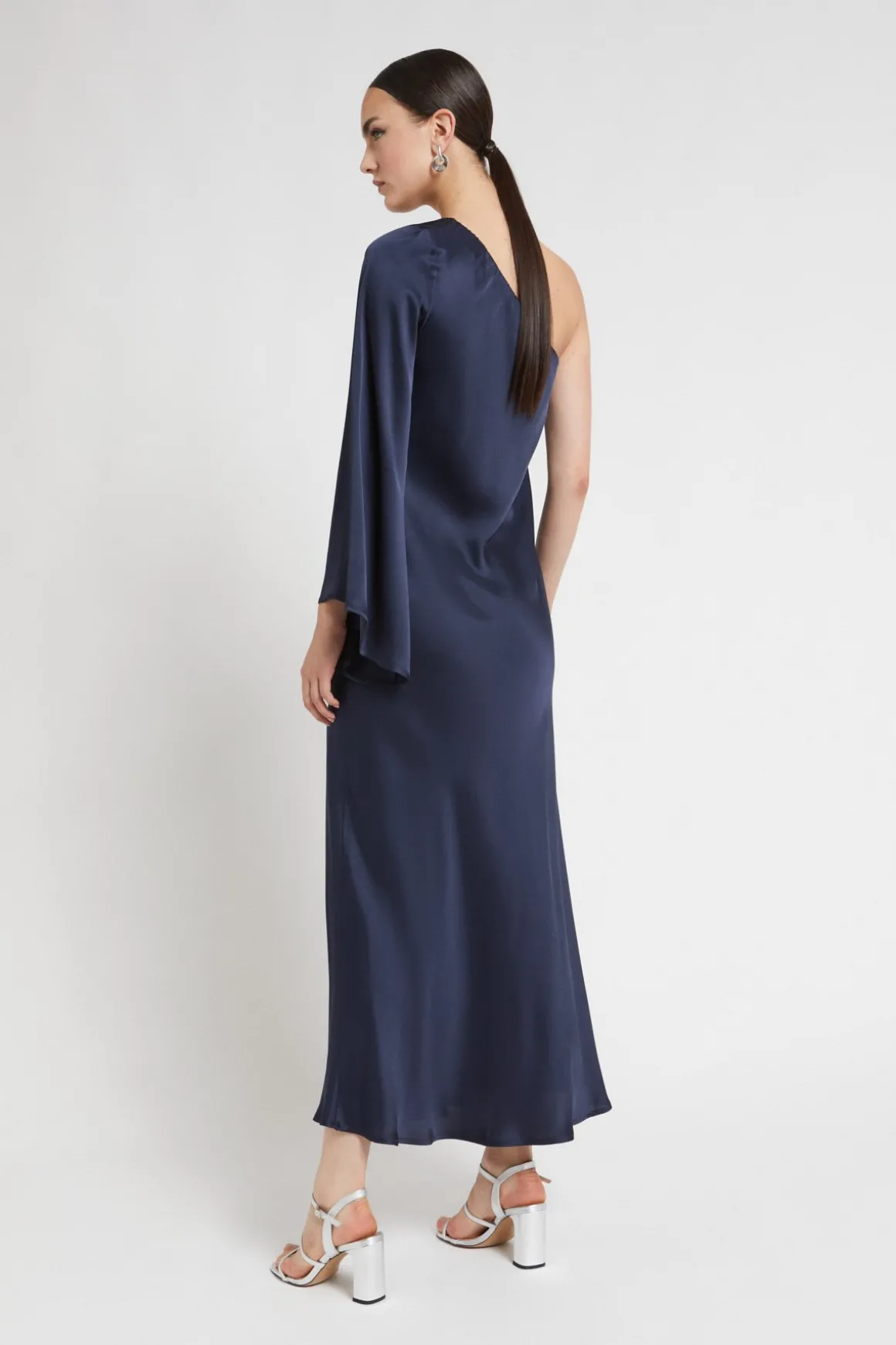 Robe longue en viscose avec épaules asymétriques