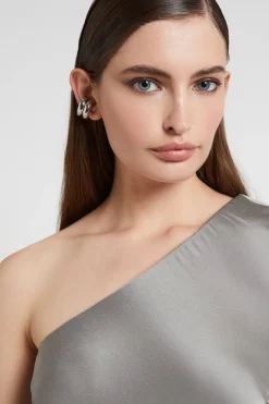 Robe longue en viscose avec épaules asymétriques