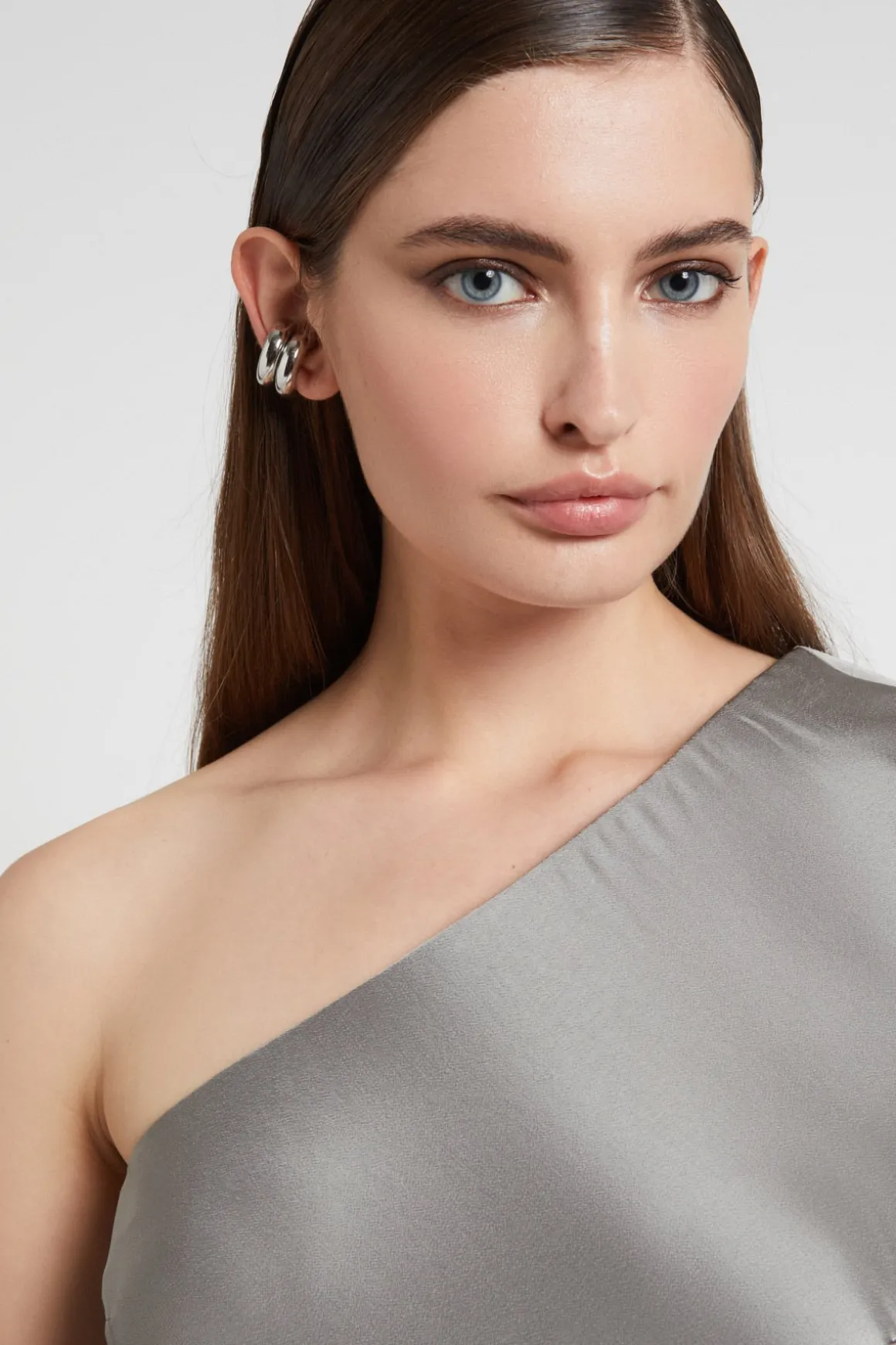 Robe longue en viscose avec épaules asymétriques